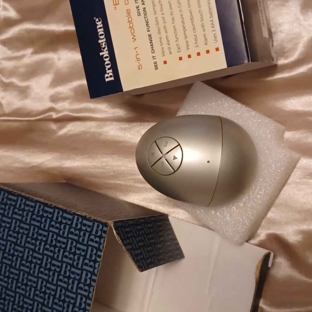 Brookstone ⏰️ clock. ELECTRONICS - Picture 5 of 8